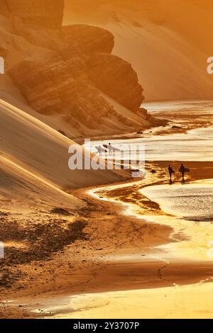 Chicama è famosa per essere la patria di una delle onde sinistre più lunghe del mondo. È un rinomato luogo per il surf situato nel nord del Perù. Foto Stock