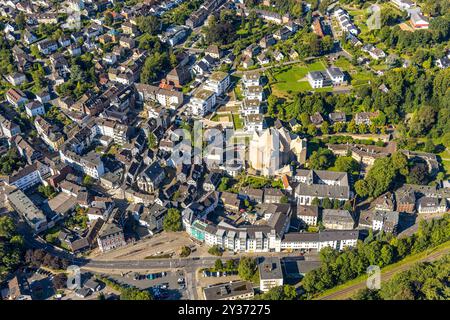 Luftbild, Mariendom mit zerklüfteter Dachkonstruktion, Franziskanerkloster Hardenberg und kath. Pfarrkirche St. Mariä Empfängnis, Ortsansicht Wohngebiet und links vom dom die evang. Stadtkirche, Neviges, Velbert, Ruhrgebiet, Nordrhein-Westfalen, Deutschland ACHTUNGxMINDESTHONORARx60xEURO *** Vista aerea, Cattedrale di S. Marys con tetto frastagliato, monastero francescano di Hardenberg e chiesa parrocchiale cattolica St. Marys Conception, vista locale zona residenziale e a sinistra della cattedrale la chiesa protestante di Neviges, Velbert, zona della Ruhr, Renania settentrionale-Vestfalia, Germania ATTENTIONxMI Foto Stock