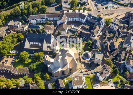 Luftbild, Mariendom mit zerklüfteter Dachkonstruktion, Franziskanerkloster Hardenberg und kath. Pfarrkirche St. Mariä Empfängnis, Ortsansicht Wohngebiet und links vom dom die evang. Stadtkirche, Neviges, Velbert, Ruhrgebiet, Nordrhein-Westfalen, Deutschland ACHTUNGxMINDESTHONORARx60xEURO *** Vista aerea, Cattedrale di S. Marys con tetto frastagliato, monastero francescano di Hardenberg e chiesa parrocchiale cattolica St. Marys Conception, vista locale zona residenziale e a sinistra della cattedrale la chiesa protestante di Neviges, Velbert, zona della Ruhr, Renania settentrionale-Vestfalia, Germania ATTENTIONxMI Foto Stock