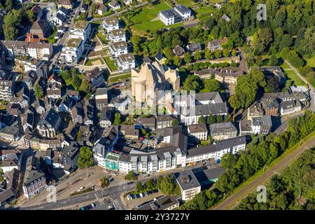 Luftbild, Mariendom mit zerklüfteter Dachkonstruktion, Franziskanerkloster Hardenberg und kath. Pfarrkirche St. Mariä Empfängnis, Ortsansicht Wohngebiet und links vom dom die evang. Stadtkirche, Neviges, Velbert, Ruhrgebiet, Nordrhein-Westfalen, Deutschland ACHTUNGxMINDESTHONORARx60xEURO *** Vista aerea, Cattedrale di S. Marys con tetto frastagliato, monastero francescano di Hardenberg e chiesa parrocchiale cattolica St. Marys Conception, vista locale zona residenziale e a sinistra della cattedrale la chiesa protestante di Neviges, Velbert, zona della Ruhr, Renania settentrionale-Vestfalia, Germania ATTENTIONxMI Foto Stock