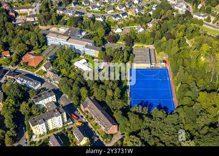 Luftbild, Gesamtschule Velbert-Mitte und Sportplatz Hockey Club Rot-Weiss 1922 e. V. Velbert, jugendliche Sportler auf einem blauen Sportplatz, Schulsport mit Leibesübungen, Velbert, Ruhrgebiet, Nordrhein-Westfalen, Deutschland ACHTUNGxMINDESTHONORARx60xEURO *** Vista aerea, scuola completa Velbert Mitte e campo sportivo Hockey Club Rot Weiss 1922 e V Velbert, giovani atleti su un campo sportivo blu, sport scolastici con esercizi fisici, Velbert, zona Ruhr, Renania settentrionale-Vestfalia, Germania ACHTUNGxMINDESTHONORARx60xEURO Foto Stock