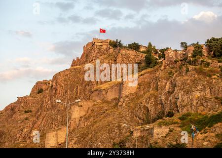 Le scogliere aspre e le fortificazioni del castello di Ankara sono caratterizzate da una sentinella, la storia è incisa nella pietra. Turchia Foto Stock