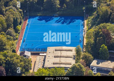 Luftbild, Sportplatz Hockey Club Rot-Weiss 1922 e. V. Velbert, jugendliche Sportler auf einem blauen Sportplatz, Schulsport mit Leibesübungen, Velbert, Ruhrgebiet, Nordrhein-Westfalen, Deutschland ACHTUNGxMINDESTHONORARx60xEURO *** Vista aerea, campo sportivo Hockey Club Rot Weiss 1922 e V Velbert, giovani atleti su un campo sportivo blu, sport scolastici con esercizi fisici, Velbert, zona Ruhr, Renania settentrionale-Vestfalia, Germania ACHTUNGxMINDESTHONORARx60xEURO Foto Stock