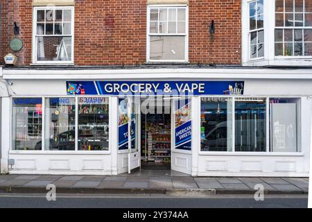 Salisbury, Inghilterra - 05-27-2024: Negozio di alimentari e svapi a Saliftury, Inghilterra Vaping è spesso considerato discutibilmente come un'alternativa sicura o più sicura al fumo Foto Stock