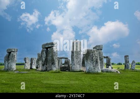 Salisbury, Inghilterra - 05-27-2024: Stonehenge, il monumento preistorico di fama mondiale nel Wiltshire, Inghilterra. Questo antico cerchio di pietra si erge contro il Foto Stock