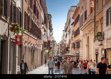 ROMA, ITALIA - 14 GIUGNO 2024: La folla di turisti cammina attraverso la città vecchia di Roma, in Italia, catturando la popolarità di Roma come destinazione turistica. Lo è Foto Stock