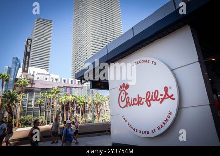 LAS VEGAS - 18 AGOSTO 2024: Il logo Chick-fil-A è esposto in un ristorante fast food di Las Vegas; Chick Fil A (chickfila) è un fast-food americano Foto Stock