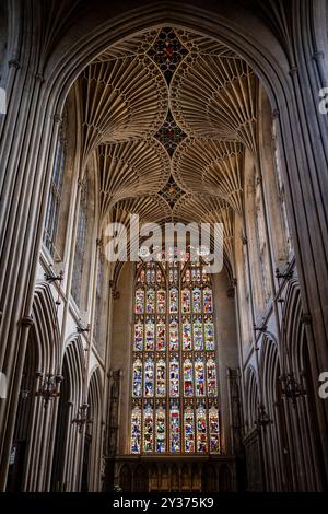 Bath, Inghilterra - 05-29-2024: Vetrate colorate e ventilatori a volta nell'abbazia di Bath, chiesa parrocchiale ed ex monastero benedettino a Bath, Somer Foto Stock