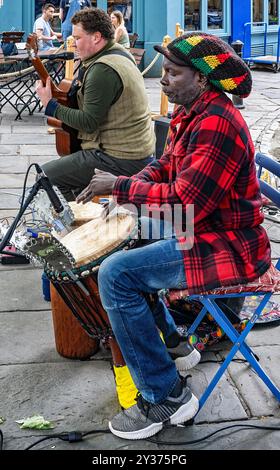 Bath, Inghilterra - 05-29-2024: Musicisti di strada che suonano batteria e chitarra Foto Stock