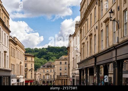 Bath, Inghilterra - 05-29-2024: Negozi nel centro della città turistica di Bath, Inghilterra Foto Stock