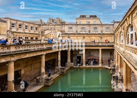 Bath, Inghilterra - 05-29-2024: Antico bagno romano storico a Bath, Inghilterra Foto Stock