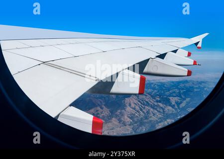 Splendida vista delle Sierras dalla finestra dell'aereo. Foto Stock