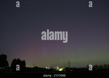 Aurora - aurora boreale - KP= 6,67 tempesta vista da Seaton Burn, North Tyneside, Regno Unito, tra le 22:00 GMT e le 23:00, stanno arrivando altri due CME: La zona solare attiva AR3814 sta scoppiando con brillamenti solari di classe M. La fusillade di esplosioni ha lanciato almeno altri due CME verso la Terra, North Tyneside, Regno Unito 13 settembre 2024, Credit:DEW/Alamy Live News Foto Stock