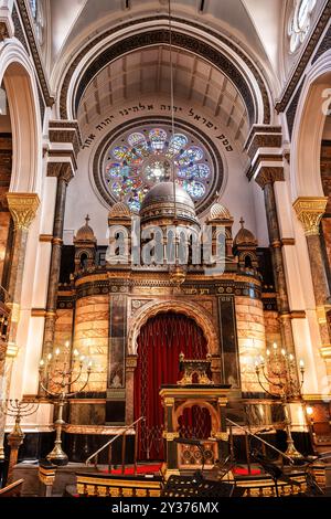 Londra, Inghilterra - 05-20-2024: L'arca della sinagoga del New West End nel nord di Londra, Inghilterra Foto Stock