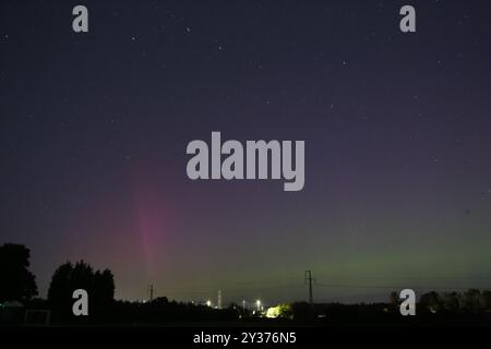 Aurora - aurora boreale - KP= 6,67 tempesta vista da Seaton Burn, North Tyneside, Regno Unito, tra le 22:00 GMT e le 23:00, stanno arrivando altri due CME: La zona solare attiva AR3814 sta scoppiando con brillamenti solari di classe M. La fusillade di esplosioni ha lanciato almeno altri due CME verso la Terra, North Tyneside, Regno Unito 13 settembre 2024, Credit:DEW/Alamy Live News Foto Stock