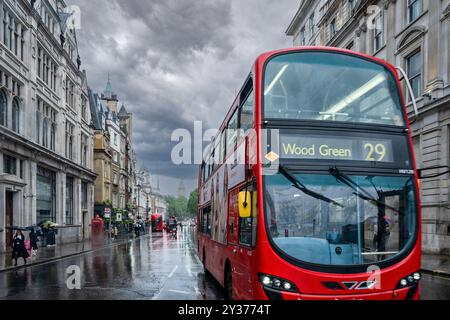 Londra, Inghilterra - 21 maggio 2024: Autobus a due piani vicino a Trafalgar Square a Londra, Inghilterra Foto Stock