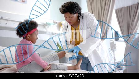 Immagine di filamenti di dna sopra medico afroamericano che bendava gamba di paziente ragazza Foto Stock