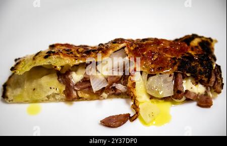 Tradizionale calzone artigianale realizzato con impasto a lunga maturazione farcito con peperoni e formaggio Foto Stock