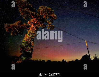 Doddiscombsleigh, Devon, Regno Unito. 13 settembre 2024. Aurora boreale nel cielo notturno sopra Doddiscombsleigh, Devon, Regno Unito. Aurora Boreale. Crediti: Nidpor/Alamy Live News Foto Stock