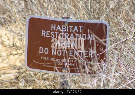 Cartello "Habitat Restoration area Do Not Enter" (area ripristino habitat non entrare Foto Stock