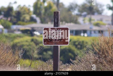 Cartello "Habitat Restoration area Do Not Enter" (area ripristino habitat non entrare Foto Stock