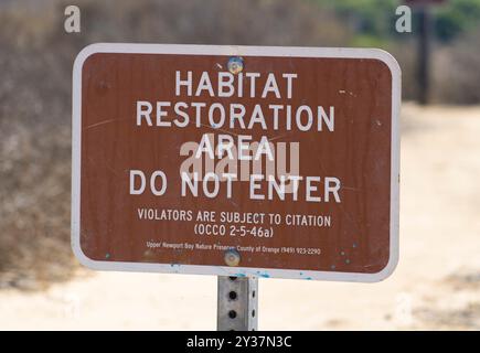 Cartello "Habitat Restoration area Do Not Enter" (area ripristino habitat non entrare Foto Stock