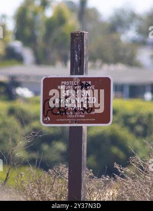 Cartello "Habitat Restoration area Do Not Enter" (area ripristino habitat non entrare Foto Stock