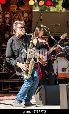 Scott Page sul palco del concerto di beneficenza Rock for Ronnie a beneficio del fondo Ronnie James Dio Stand Up and Shout Cancer. Foto Stock