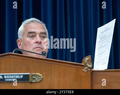 Il rappresentante degli Stati Uniti Brad Wenstrup (repubblicano dell'Ohio), presidente della sottocommissione di selezione della camera degli Stati Uniti sulla pandemia di Coronavirus, tiene un mandato di comparizione diretto al governatore Kathy Hochul (democratico di New York), prima che l'ex governatore Andrew Cuomo (democratico di New York) testimoniasse davanti alla Commissione della camera degli Stati Uniti sulla supervisione e responsabilità Seleziona sottocommissione sulla pandemia di Coronavirus dal titolo «Un'udienza con l'ex governatore di New York Andrew Cuomo» presso l'edificio Washington RayHill 10 settembre 2024. Foto di Ron Sachs/CNP/ABACAPRESS. COM ( Foto Stock