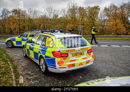 Foto del file datata 2/11/2020 di agenti di polizia gallesi di pattuglia vicino al confine tra Carmarthenshire e Pembrokeshire, Galles. Il Ministro degli interni Yvette Cooper viene esortato a nominare 1.000 nuovi agenti di polizia stradale, nel timore che molti conducenti stiano "scappando" con i reati di guida. L'AA ha emesso l'appello dopo che la sua analisi dei dati del Ministero degli interni ha rilevato che il numero di agenti del traffico in Inghilterra e Galles è sceso di 1.022, passando da 5.237 nel 2016 a 4.215 nel marzo di quest'anno. Data di pubblicazione: Venerdì 13 settembre 2024. Foto Stock