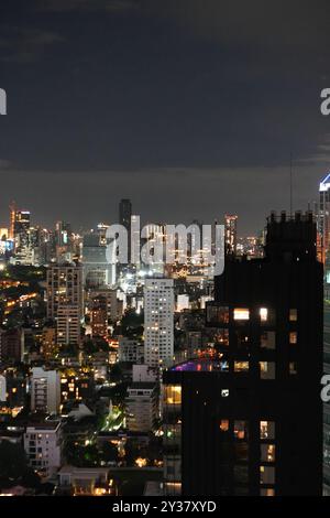 Vista notturna di Bangkok con piscina in un bar sul tetto e skyline Foto Stock