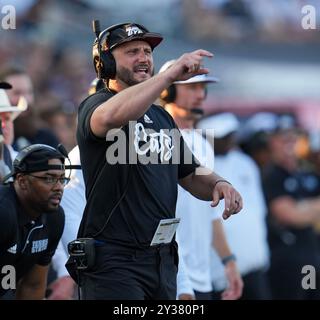 San Marcos, Texas, Stati Uniti. 12 settembre 2024. Il capo-allenatore del Texas State GJ Kinne durante una partita di football NCAA tra Texas State e Arizona State il 12 settembre 2024 a San Marcos, Texas. Arizona State Won, 31-28. (Credit Image: © Scott Coleman/ZUMA Press Wire) SOLO PER USO EDITORIALE! Non per USO commerciale! Foto Stock