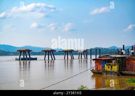 Costruzione di un ponte sul fiume con mezza costruzione pilastro nel Brahmaputra Assam Foto Stock