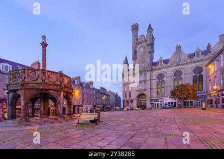 Aberdeen, Regno Unito - 06 ottobre 2022: Vista al tramonto di Castle Street nel centro di Aberdeen, con locali e visitatori. Scozia, Regno Unito Foto Stock