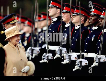 Foto del Duca di Sussex all'età di 21 anni. Foto del file datata 12/04/06 del principe Harry sorride ampiamente mentre sua nonna la regina Elisabetta II esamina lui e altri ufficiali durante la Sovereign's Parade alla Royal Military Academy di Sandhurst nel Surrey per celebrare il completamento della loro formazione. Il Duca del Sussex festeggerà il suo 40° compleanno domenica. Data di pubblicazione: Venerdì 13 settembre 2024. Foto Stock