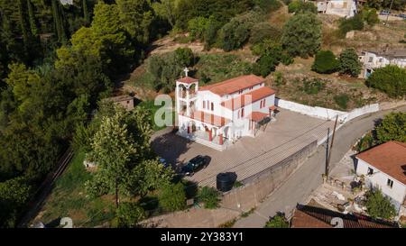 La chiesa di Agios Nikolaos nel villaggio di Louvro nel distretto del Peloponneso, in Grecia Foto Stock