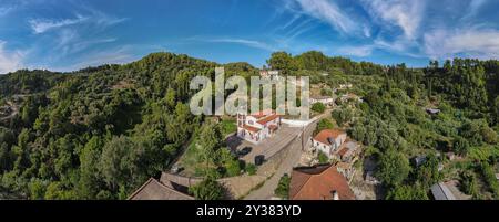 La chiesa di Agios Nikolaos nel villaggio di Louvro nel distretto del Peloponneso, in Grecia Foto Stock