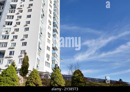 Moderni edifici di appartamenti in una giornata di sole con un cielo blu. Facciata di un moderno edificio europeo di appartamenti, Kyiv, Ucraina. Architettura astratta, fragm Foto Stock