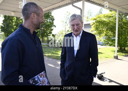 Roy Hodgson è accolto da Johan Eriksson, figlio di Sven-Göran Eriksson all'arrivo all'aeroporto di Karlstad in Svezia il 12 settembre 2024, in vista del funerale di Sven-Göran Eriksson a Torsby. Foto: Olle Sporrong / Expressen / TT / kod 7112 Foto Stock