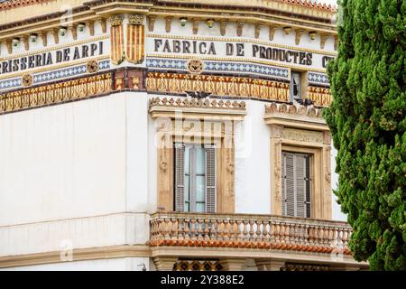 Ornamenti in ceramica della facciata, Terrisseria Arpí, Sant Cugat del Vallès (Vallès Occidental), Catalogna, Spagna Foto Stock