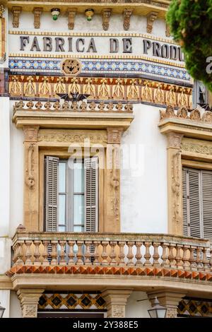 Ornamenti in ceramica della facciata, Terrisseria Arpí, Sant Cugat del Vallès (Vallès Occidental), Catalogna, Spagna Foto Stock