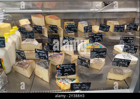 Formaggio tradizionale francese venduto a Rouen, Normandia, Francia Foto Stock