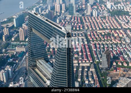 Shanghai, Cina. 13 settembre 2024. Una foto aerea mostra alti edifici lungo il fiume Huangpu a Lujiazui, Shanghai, Cina, il 19 maggio 2017. (Foto di Costfoto/NurPhoto) credito: NurPhoto SRL/Alamy Live News Foto Stock