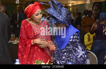 Ikoyi, Nigeria. 11 settembre 2024. L-R: Ministro dell'arte, della cultura e dell'economia creativa, Hannatu Musa Musawa e fondatore, Nike Art Gallery, Chief Nike Davies-Okundaye, si scambiano i saluti durante la tavola rotonda "Corporate Partners" del Ministero dell'Arte, della Cultura e dell'economia creativa con Corporate Nigeria per commercializzare il piano di crescita dell'economia creativa da 100 miliardi di dollari ai partner aziendali di Ikoyi, Lagos, Nigeria, l'11 settembre 2024. (Foto di Adekunle Ajayi) credito: NurPhoto SRL/Alamy Live News Foto Stock