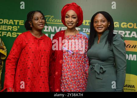 Ikoyi, Nigeria. 11 settembre 2024. Ministro dell'arte, della cultura e dell'economia creativa, Barr. Hannatu Musa Musawa (M), e gli ospiti posano per una fotografia durante la tavola rotonda ''Corporate Partners' con Corporate Nigeria'' del Ministero dell'Arte, della Cultura e dell'economia creativa per commercializzare il suo piano di crescita dell'economia creativa da 100 miliardi di dollari ai partner aziendali di Ikoyi, Lagos, Nigeria, l'11 settembre 2024. (Foto di Adekunle Ajayi)0 credito: NurPhoto SRL/Alamy Live News Foto Stock