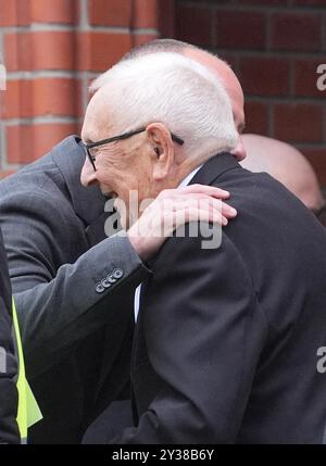 Il padre di Sven-Goran Eriksson Sven e il figlio Johan si salutano fuori dalla chiesa di Fryksande a Torsby, in Svezia, prima del servizio funebre. Data foto: Venerdì 13 settembre 2024. Foto Stock