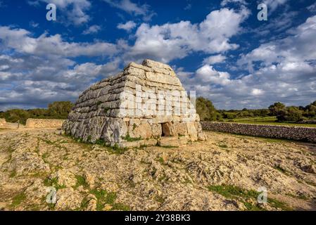 Naveta des Tudons, una costruzione preistorica da Talayotic Menorca, in un pomeriggio primaverile (Minorca, Isole Baleari, Spagna) Foto Stock