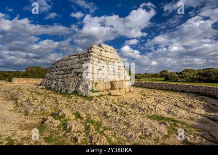 Naveta des Tudons, una costruzione preistorica da Talayotic Menorca, in un pomeriggio primaverile (Minorca, Isole Baleari, Spagna) Foto Stock