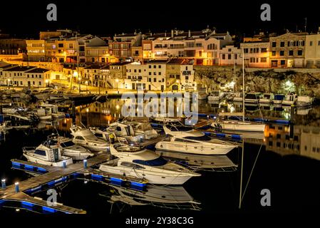 Porto di Ciutadella di notte (Minorca, Isole Baleari, Spagna) ESP: Puerto de Ciutadela de noche (Minorca, Isole Baleari, España) Foto Stock