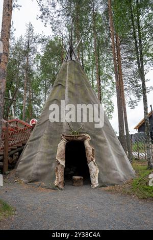 Goahti - tradizionale capanna o tenda Sami nel Villaggio di Babbo Natale a Rovaniemi, Finlandia Foto Stock